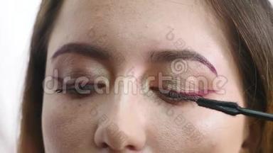 专业眼妆睫毛膏应用模特直视相机-美容时尚化妆品行业工作
